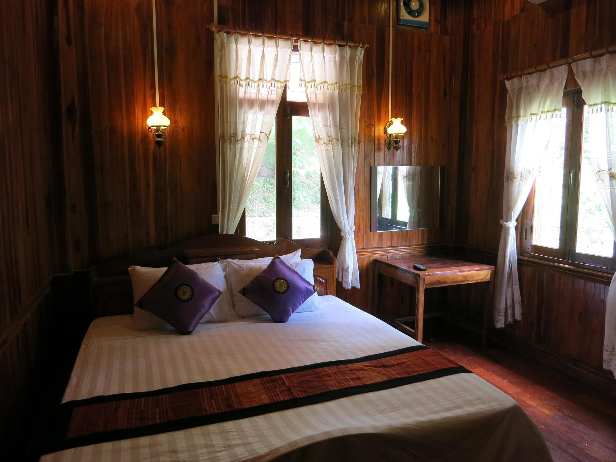 Namkhan Riverside Hotel ルアンパバーン エクステリア 写真